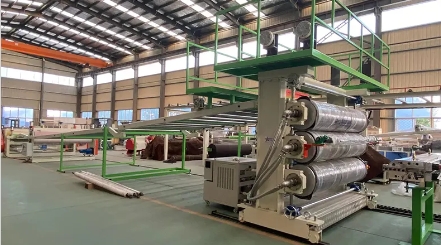 Praktische Anwendung hocheffizienter und energiesparender Extrusionstechnologie in Produktionslinien für PS-Platten