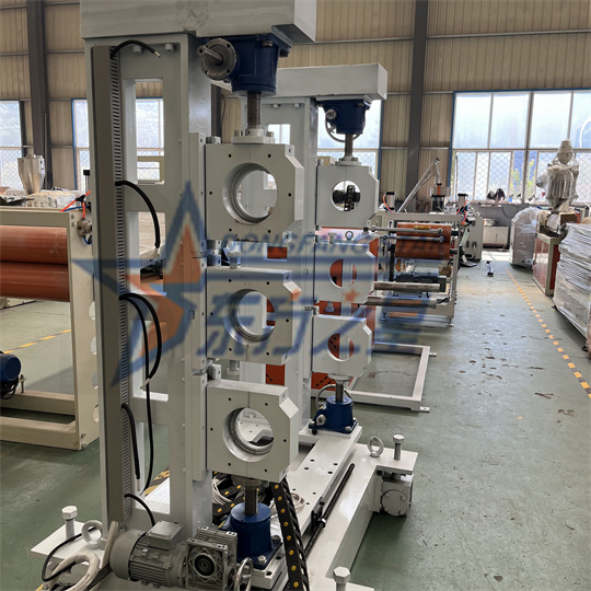 PA-Plattenextruder wird zusammengebaut