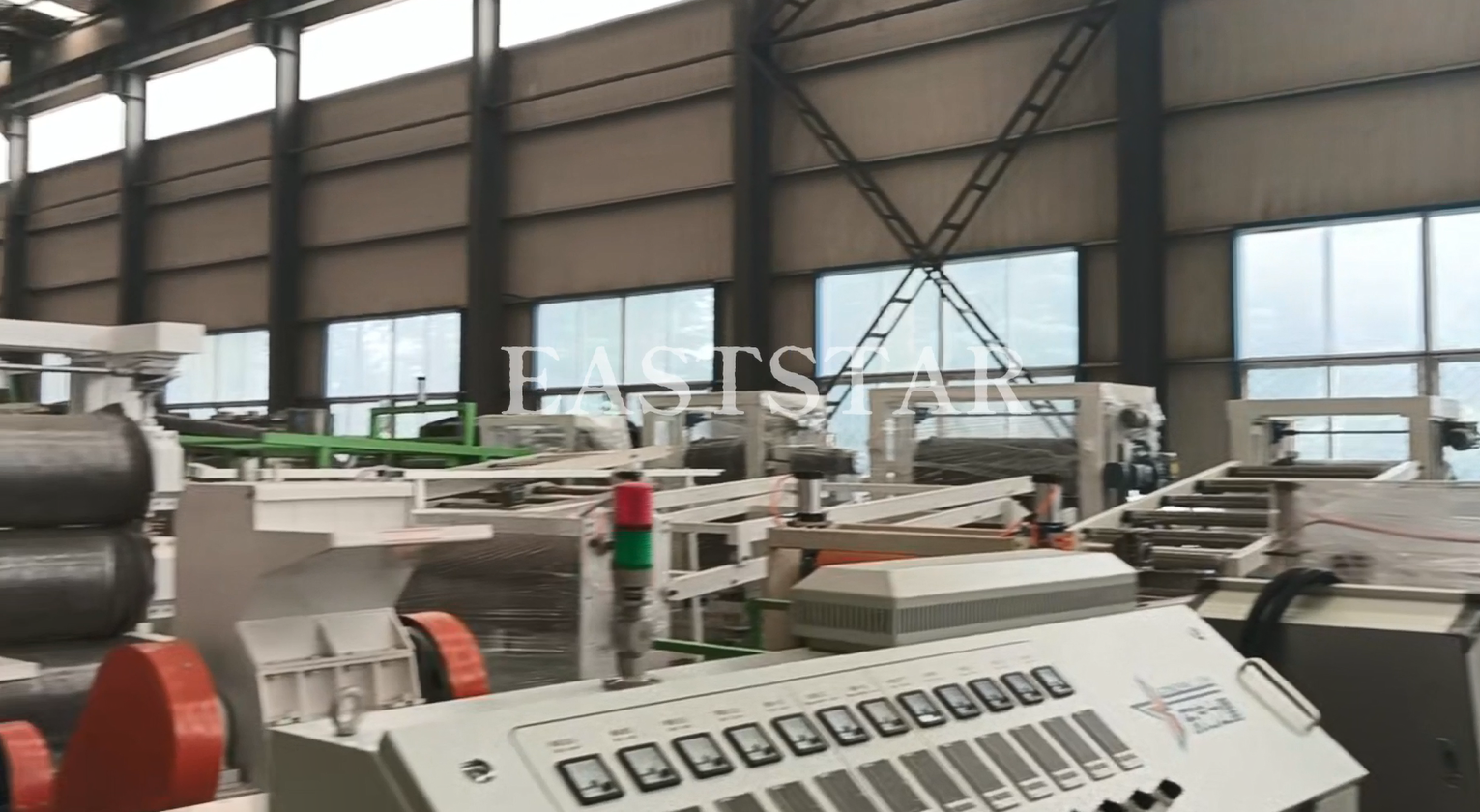 Besuch eines ausländischen Kunden für die Zusammenarbeit mit einer ABS-Kunststoffplatten-Extrusionslinie