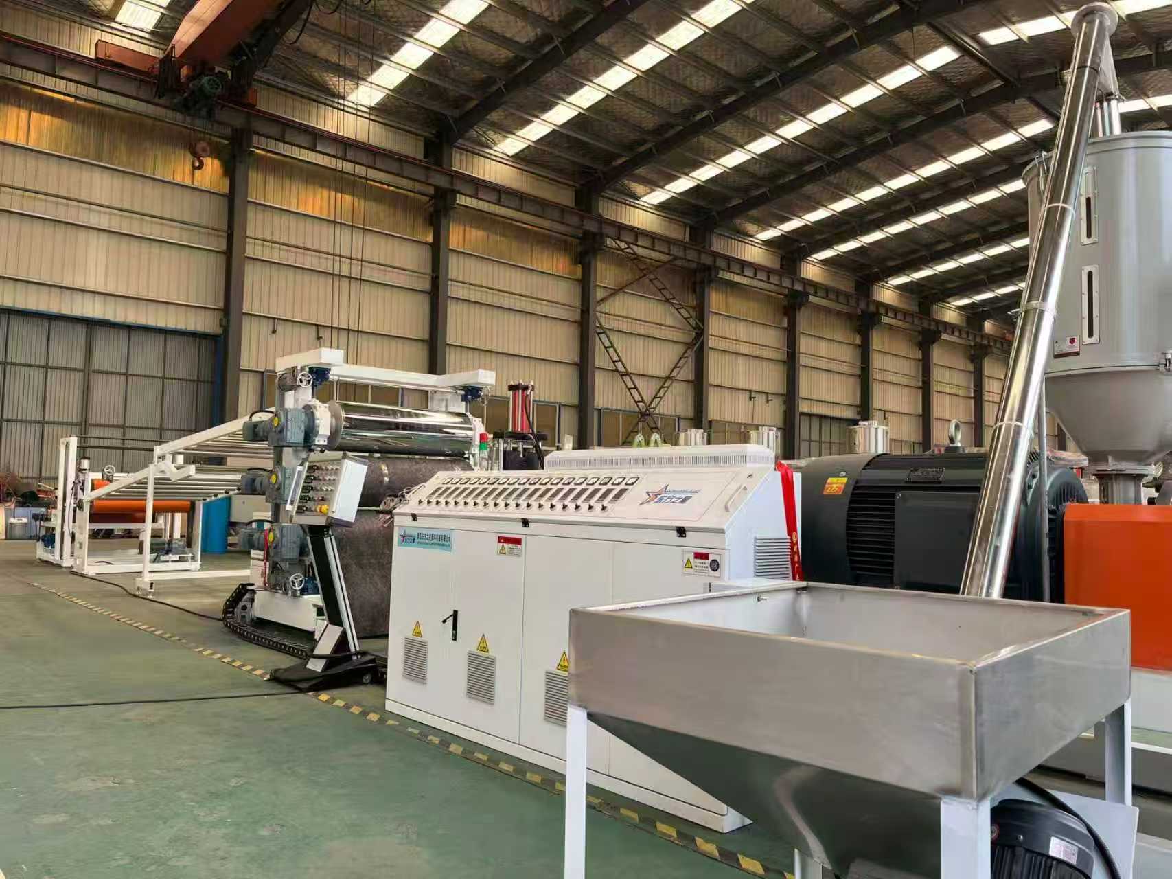 QINGDAO EASTSTAR begrüßt Kunden zur Inspektion von TPE/TPV/TPU/TPR-Antirutschmatten-Geräten