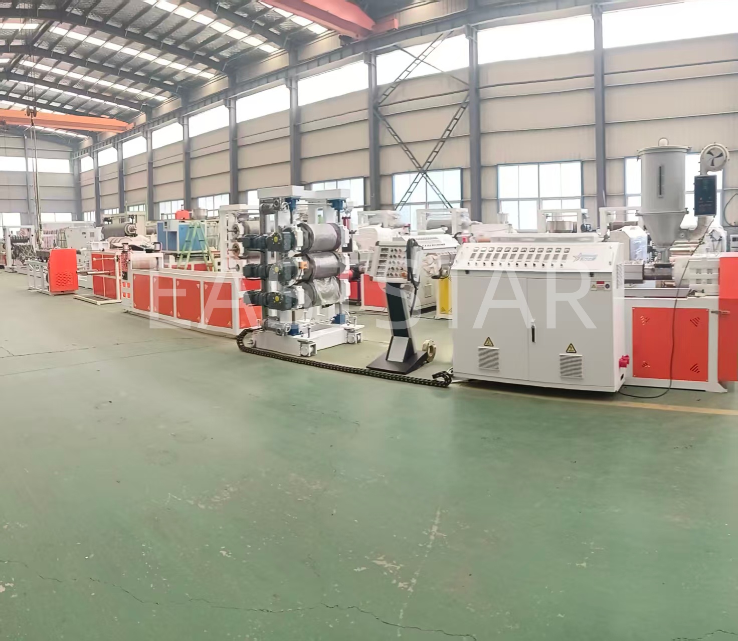 EASTSTR treibt die Produktion von POK-Platten mit einer innovativen Hochleistungs-Extrusionslinie voran