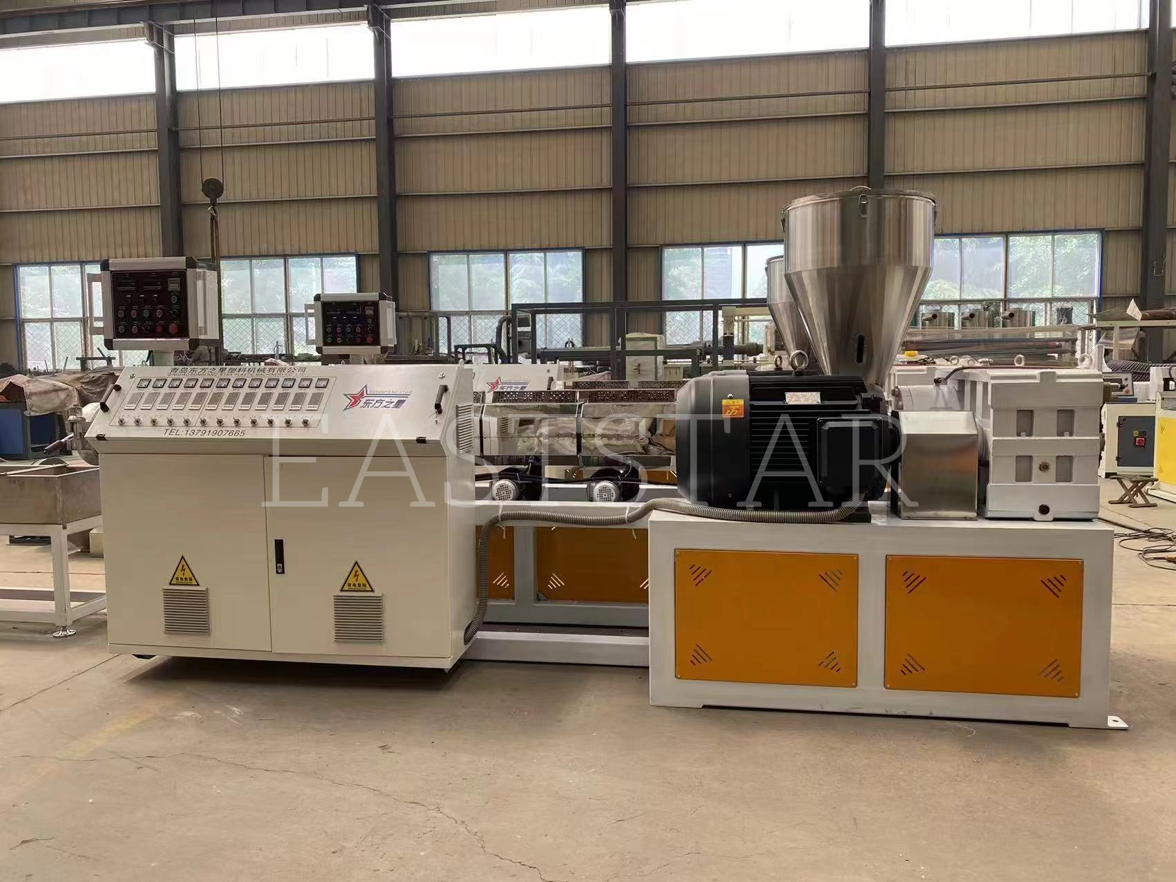 Unser technisches Team führt für unseren arabischen Kunden die Präzisionsmontage des parallelen Doppelschneckengranulators TSSK65 durch