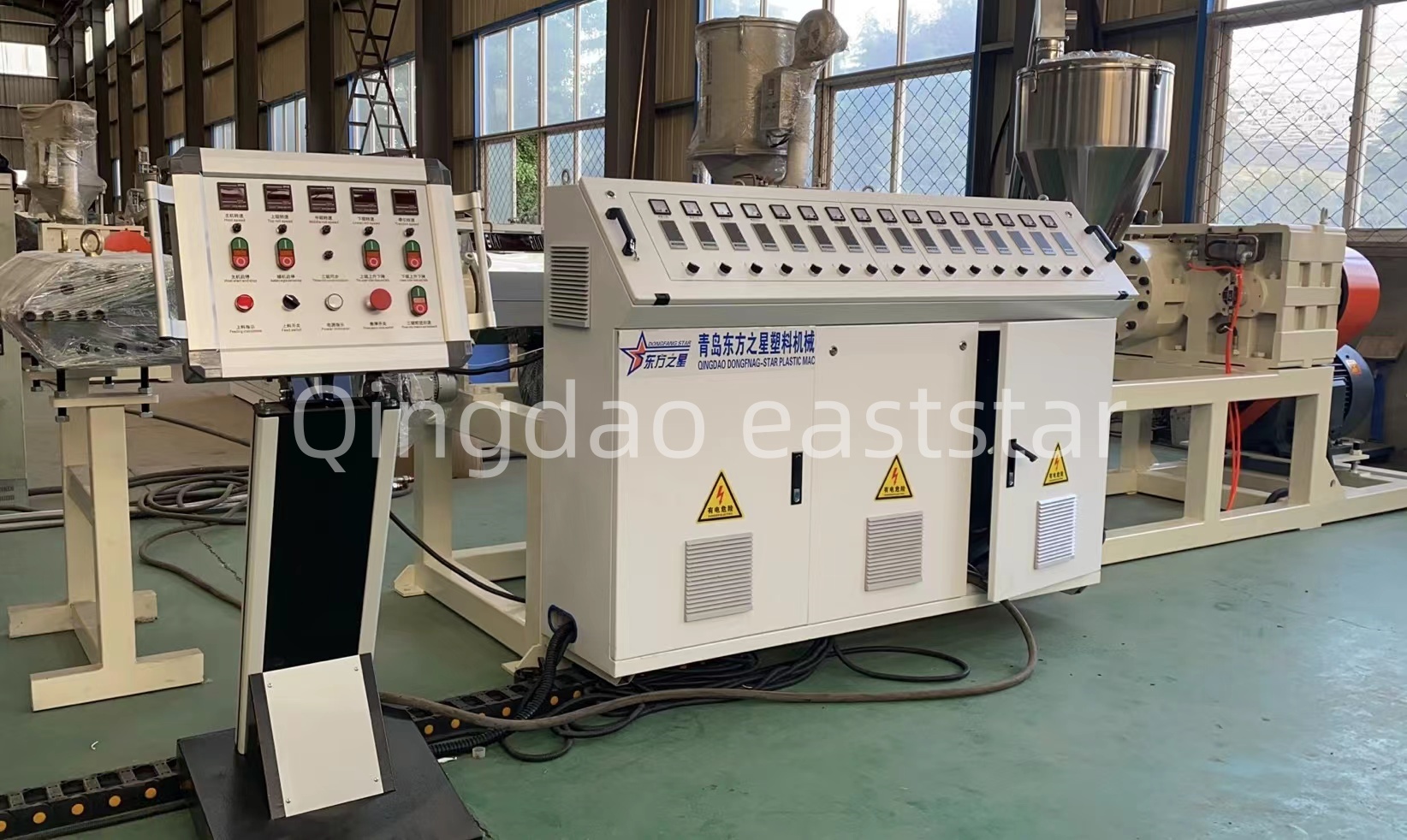 Wie stellt eine professionelle Produktionslinie für PE-Drainageplatten die Qualität von Gebäudeentwässerungssystemen sicher?