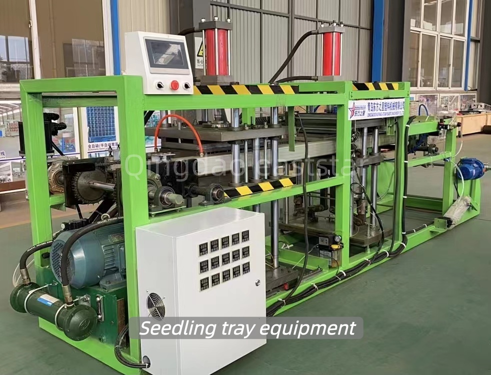 Indische Kunden besichtigen Setzlingsschalen und Wurzelkontrollgeräte und diskutieren über moderne landwirtschaftliche Pflanzlösungen