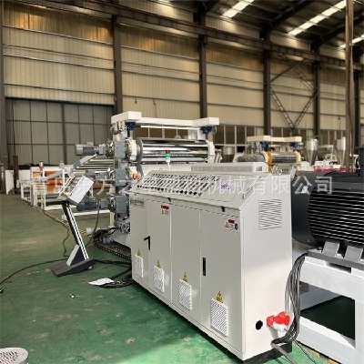 Herstellung flexibler Platten: Die professionelle SPVC-Produktionslinie für flexible Platten ermöglicht die moderne Entwicklung von Viehzucht und Baumaterialien