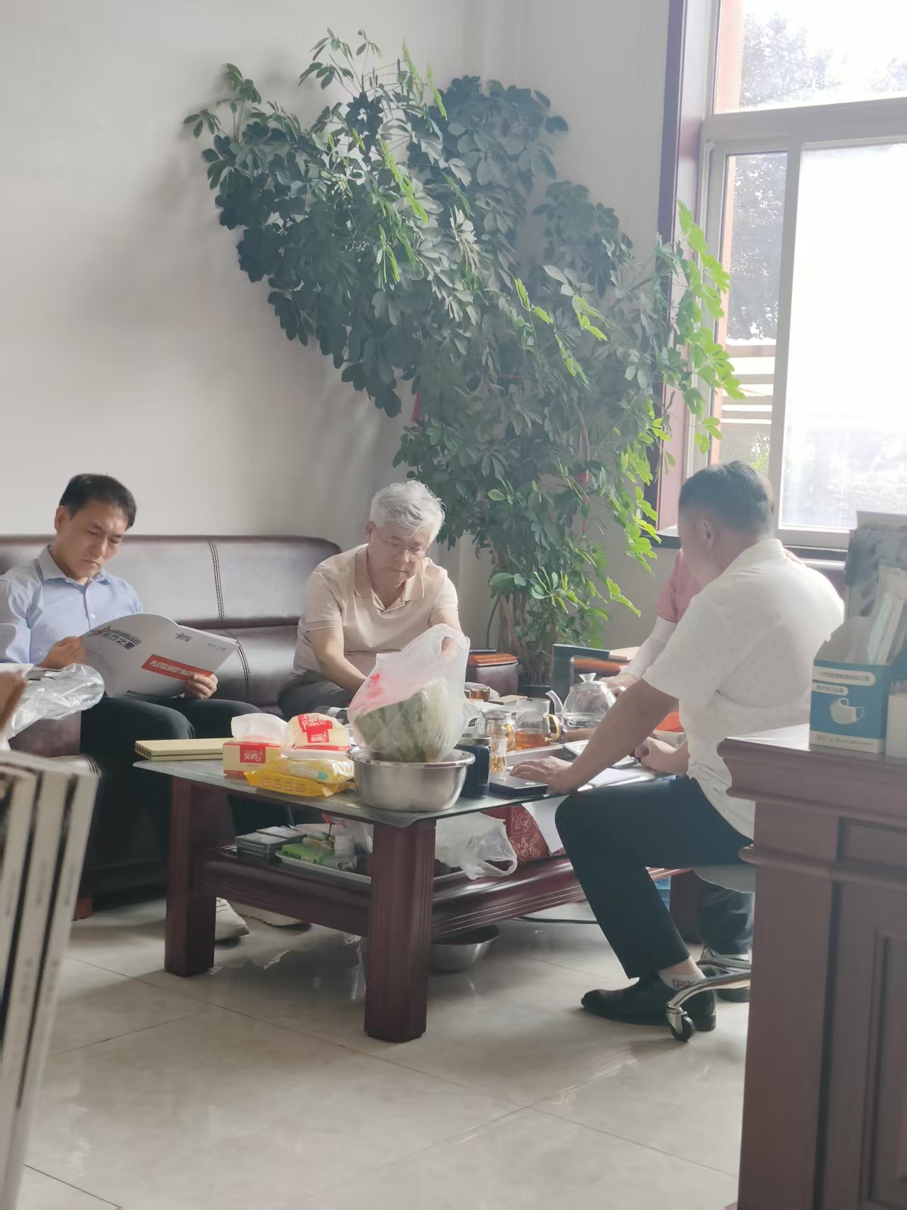 ​Um seine Präsenz auf ausländischen Märkten zu verstärken, besuchte ein langjähriger südkoreanischer Kunde erneut unser Unternehmen, um unsere PVC-Bodenbelagsausrüstung zu inspizieren.